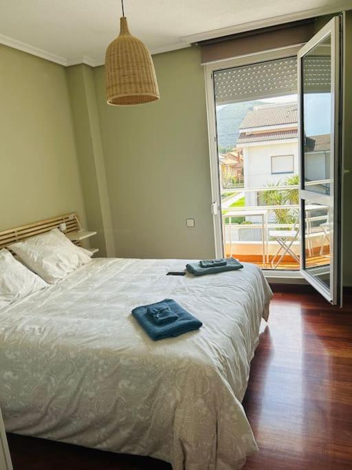 Playa De Berria -Apartamento Con Piscina Y Vistas Al Mar Santoña Eksteriør bilde