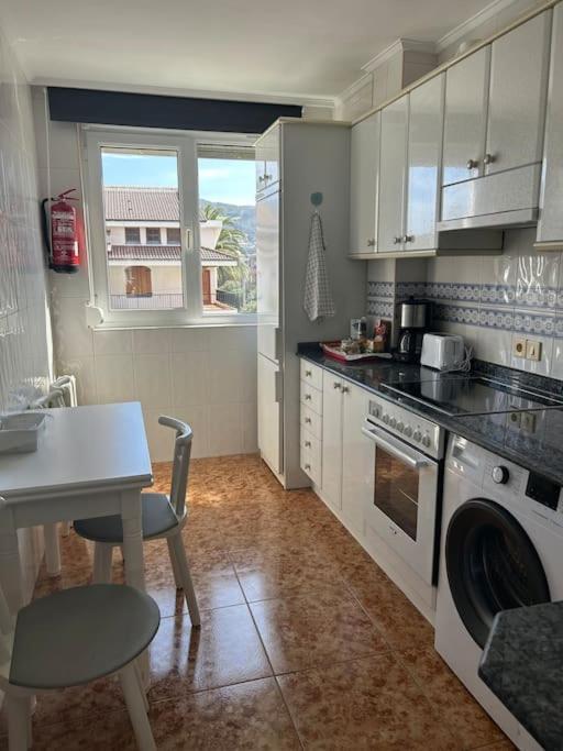 Playa De Berria -Apartamento Con Piscina Y Vistas Al Mar Santoña Eksteriør bilde